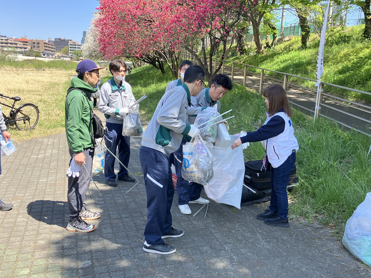 河川敷　清掃中
