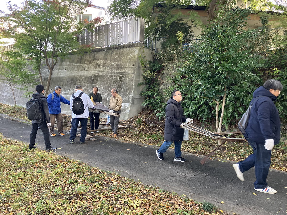 河川敷　清掃中