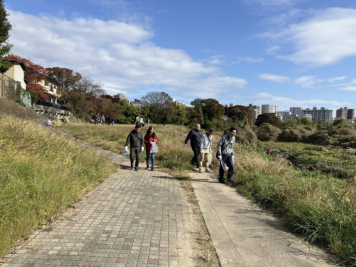 河川敷　清掃中