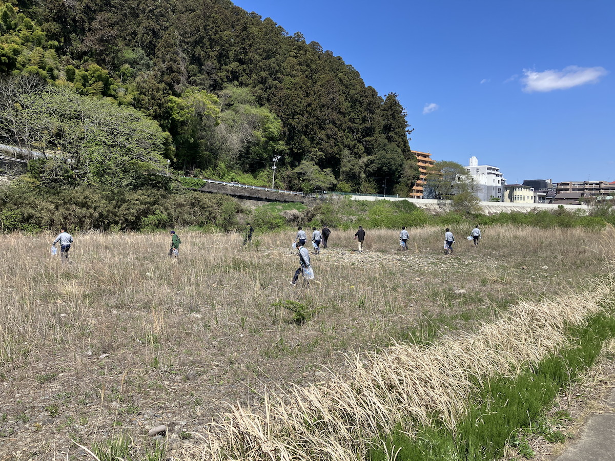 河川敷　清掃中