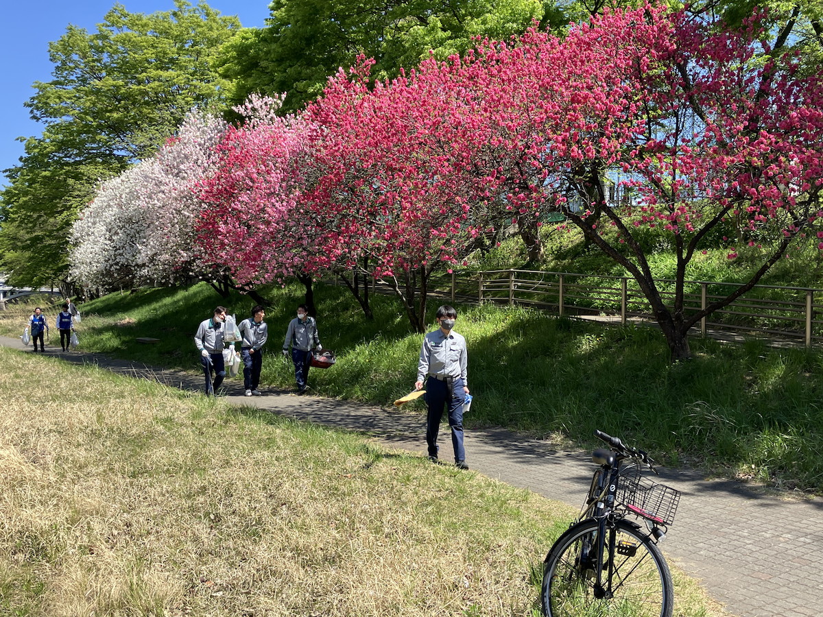 河川敷　清掃中