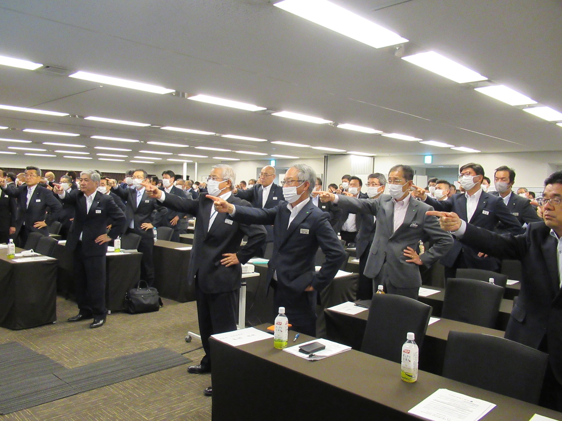 出席者全員による安全にかかわる経営理念の指差し唱和