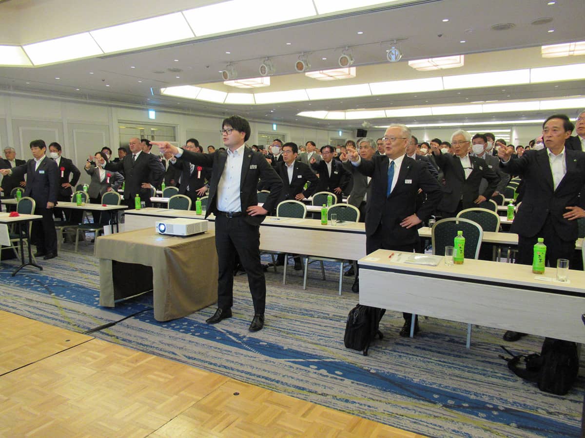 出席者全員による安全にかかわる経営理念の指差し唱和