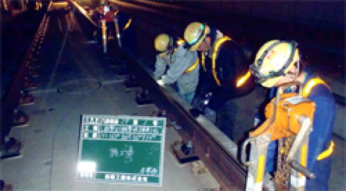 レール面整正現場