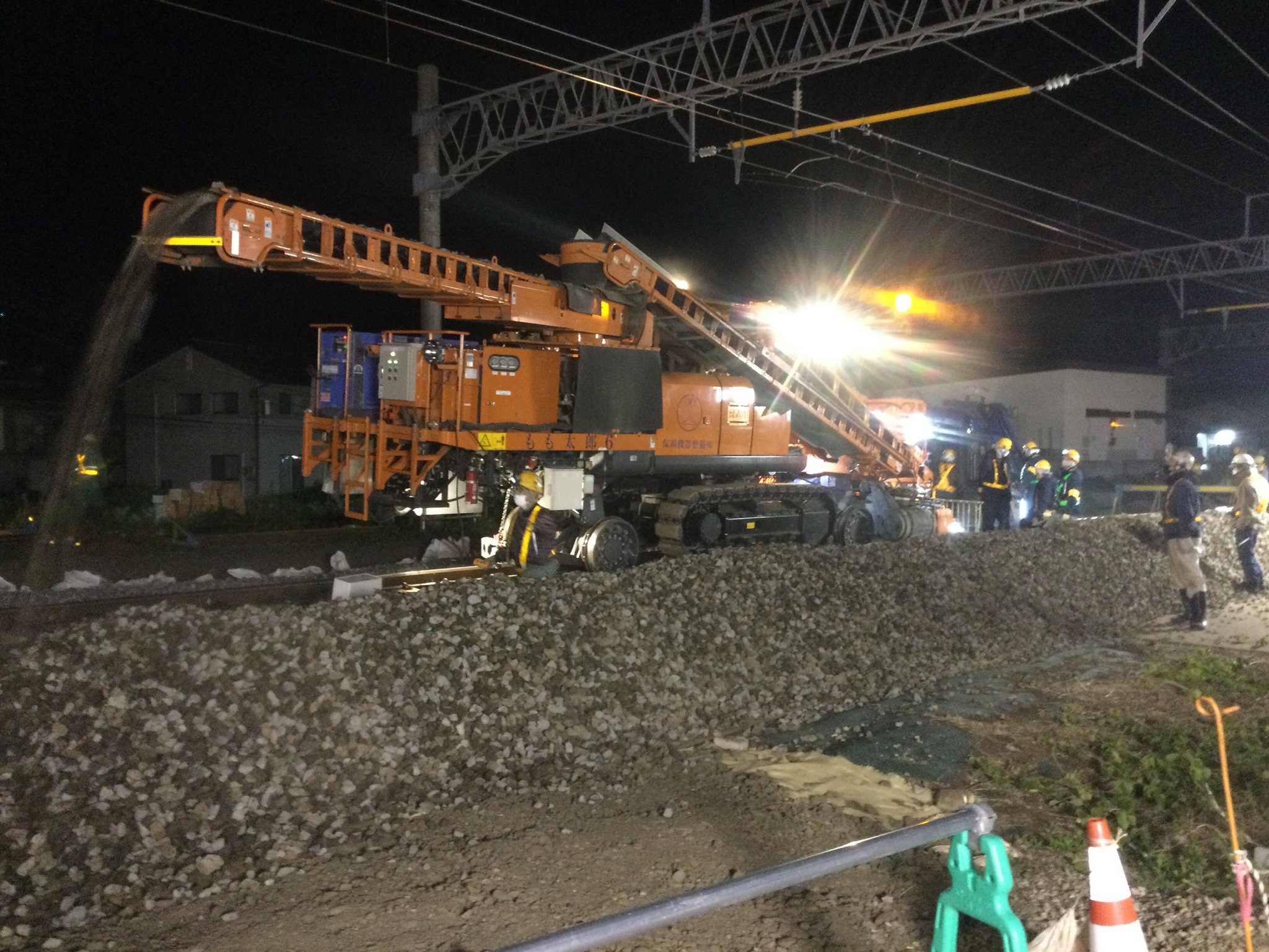 道床掘削機械による道床入替作業