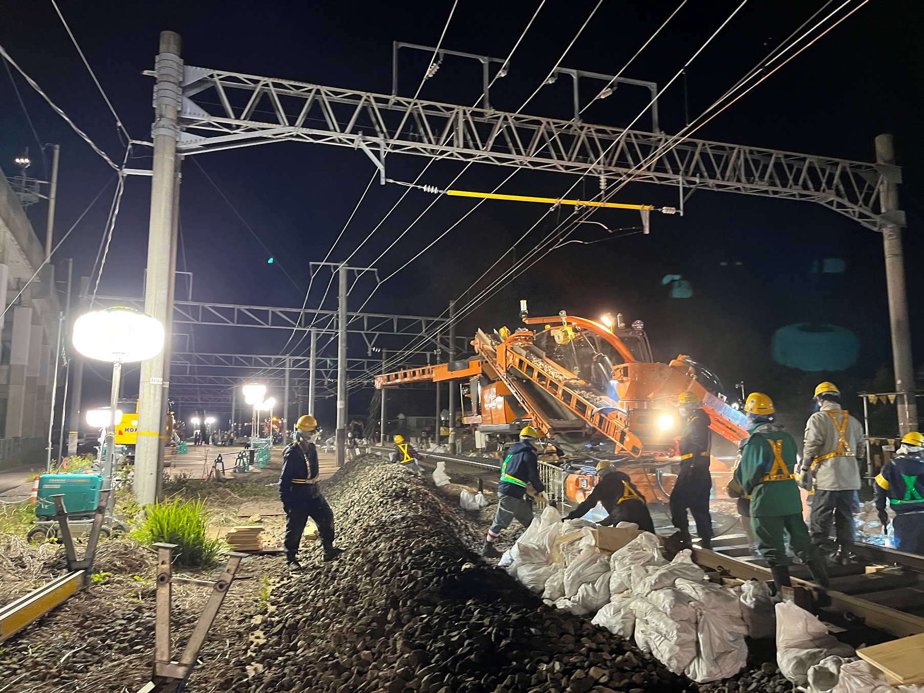 道床掘削機械による道床入替作業