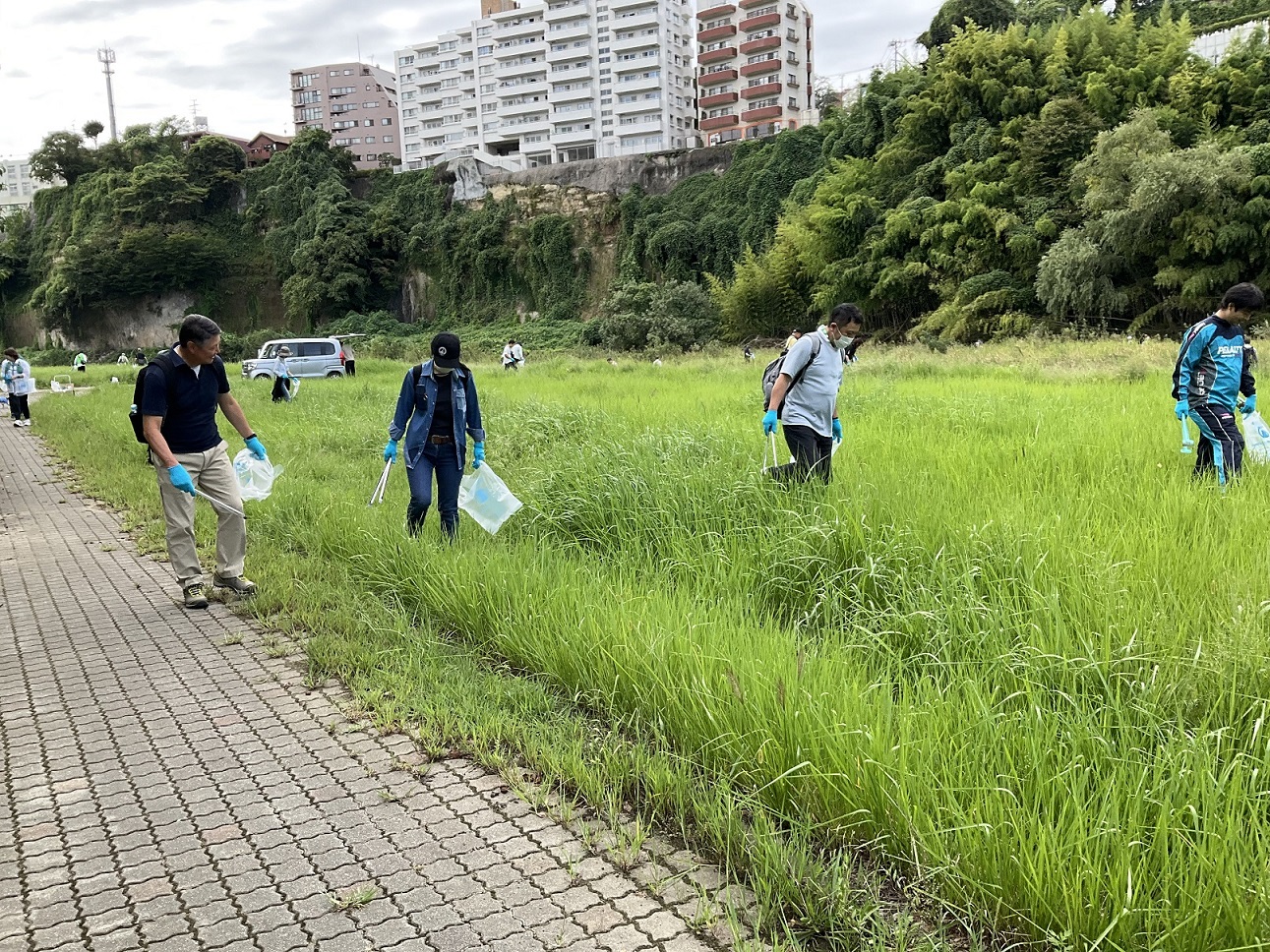 河川敷 清掃中