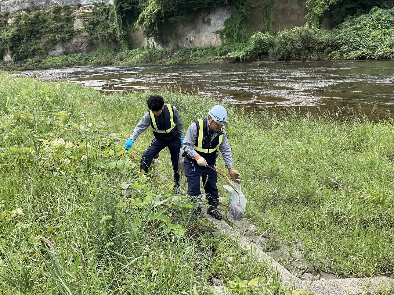 河川敷 清掃中