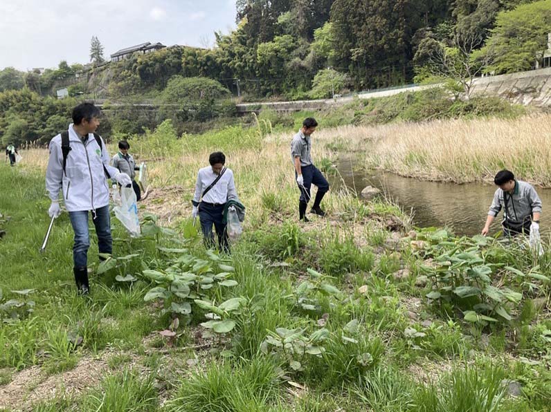 河川敷 清掃中