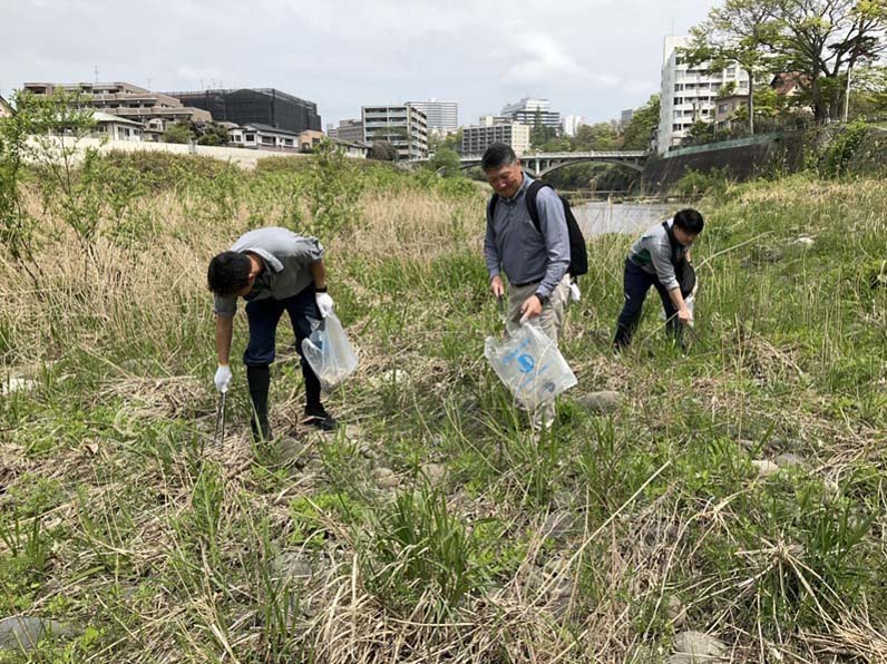 河川敷 清掃中
