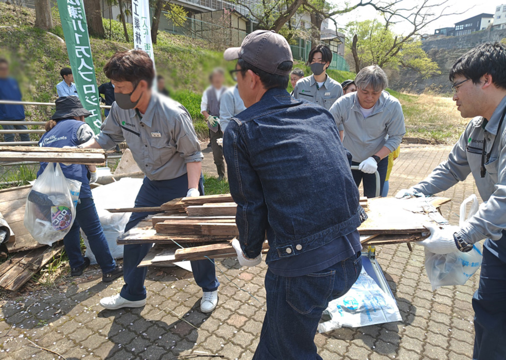 河川敷 清掃中
