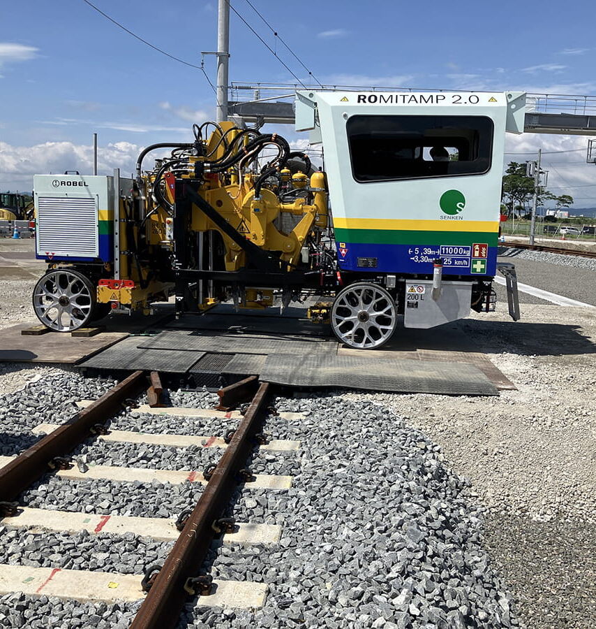 小型つき固め機械による線路修繕工事