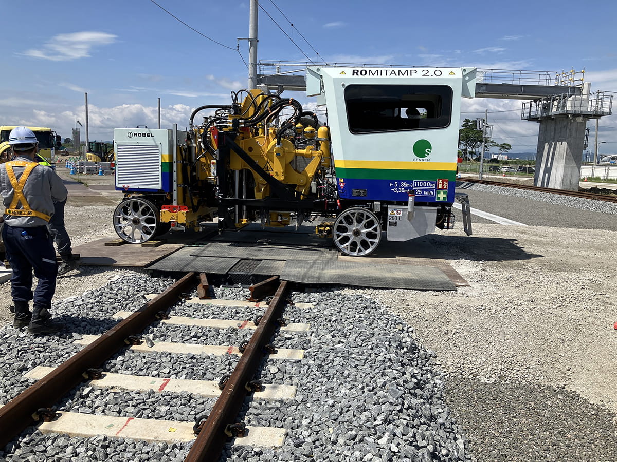 小型つき固め機械による線路修繕工事