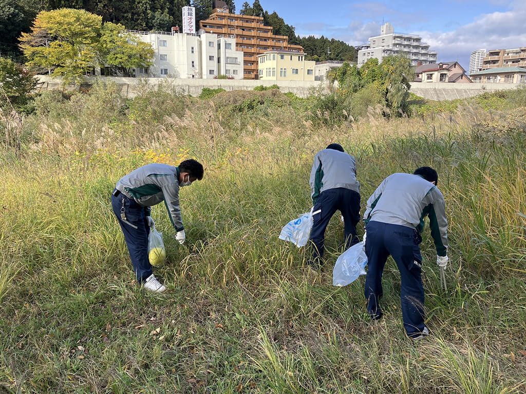 河川敷　清掃中