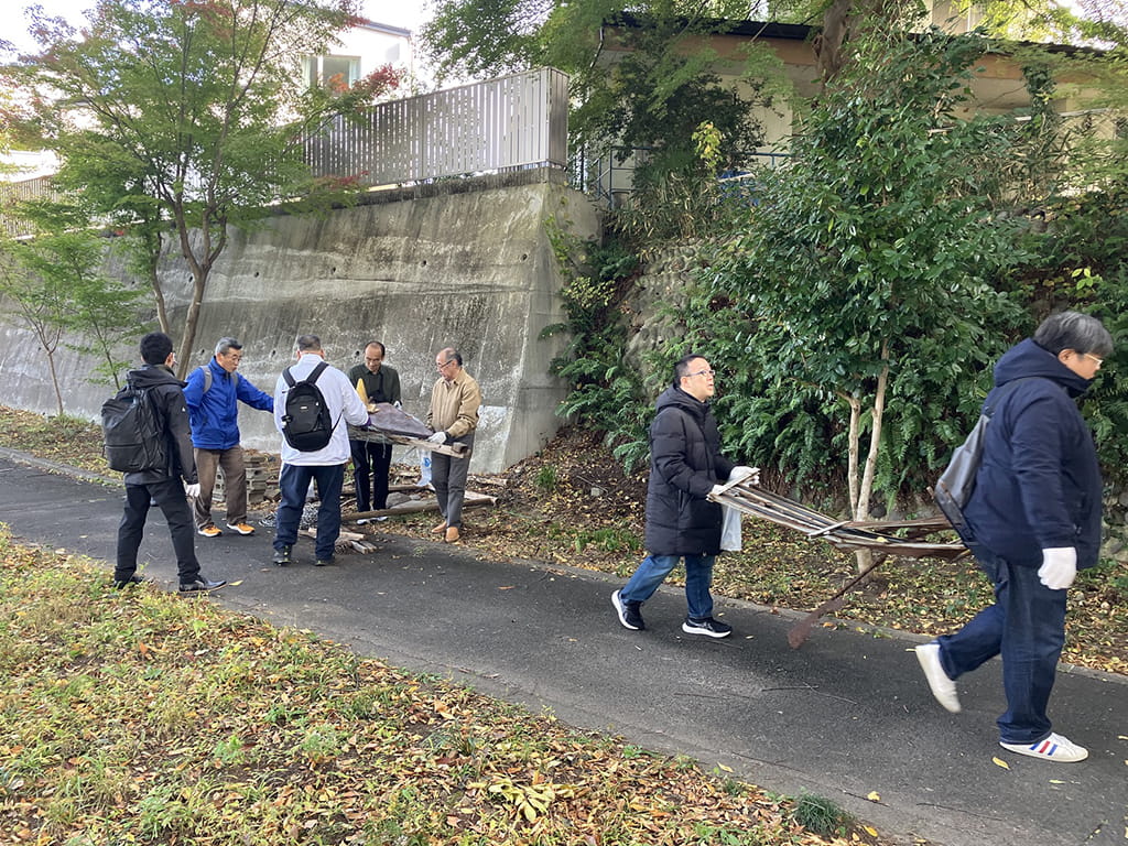 河川敷　清掃中